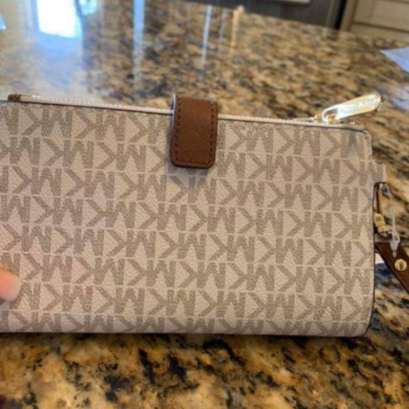 Michael Kors "Jet Pack" - Picture 2 of 3